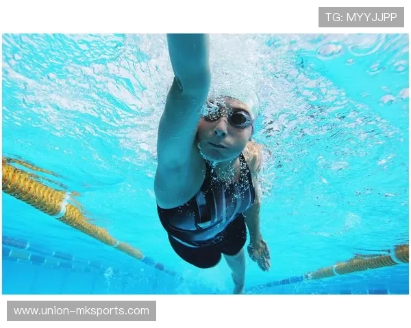 艾莉森·施米特领衔美国女子自由泳队再创佳绩，奥运赛场闪耀夺目